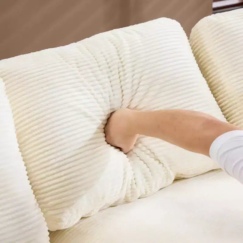 Divano accogliente in velluto a coste bianco con 5 cuscini, essenziale per un soggiorno confortevole