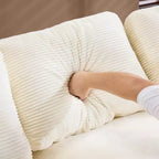 Divano accogliente in velluto a coste bianco con 5 cuscini, essenziale per un soggiorno confortevole